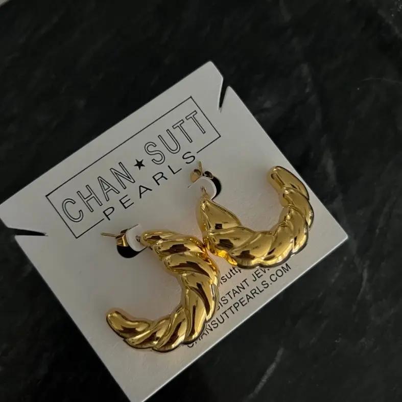 AMELIA HOOPS by Chansuttpearls