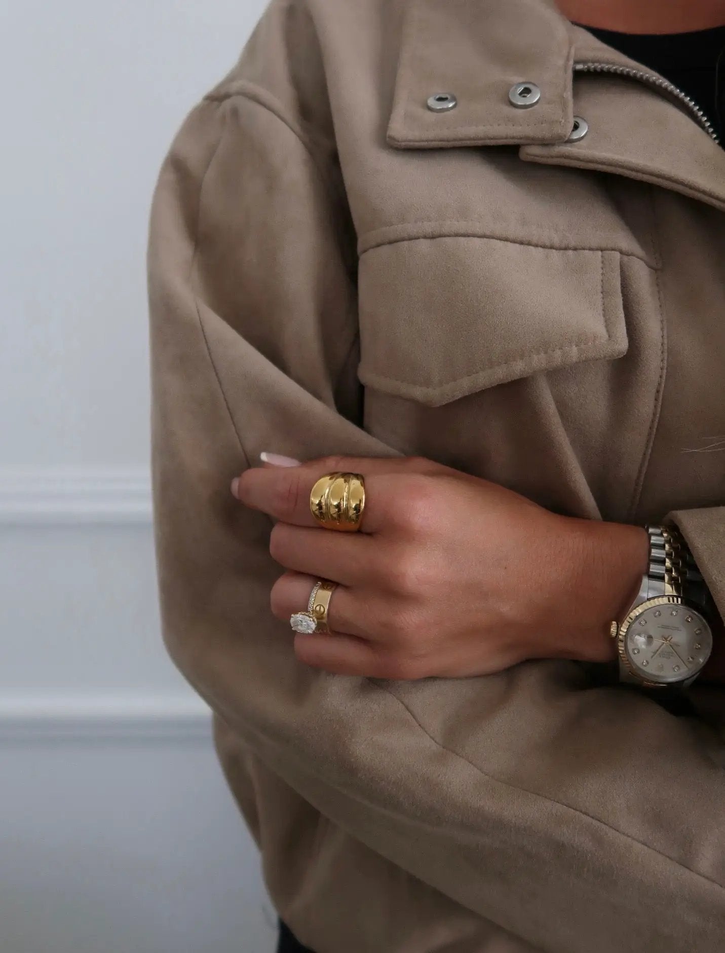 LARGE GOLD SHELL RING by Chansuttpearls