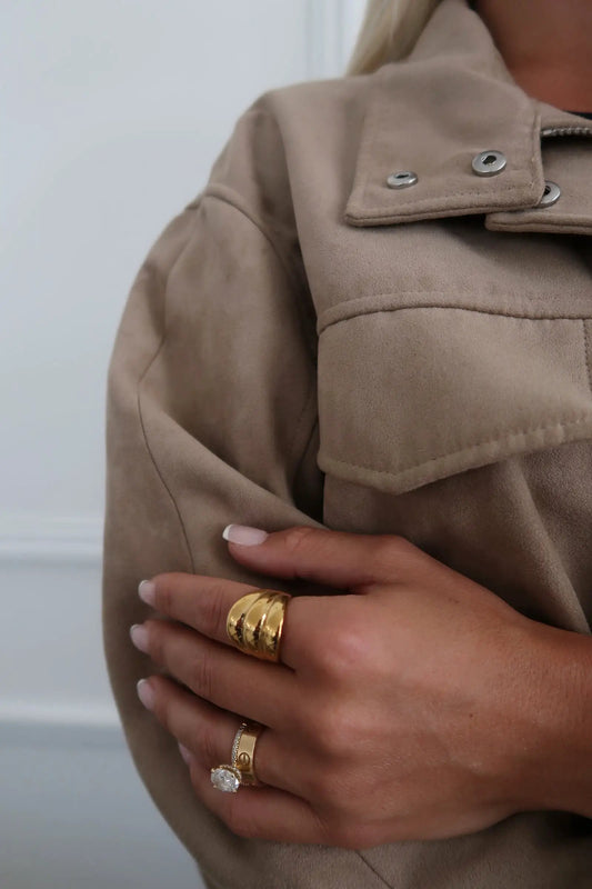 LARGE GOLD SHELL RING by Chansuttpearls