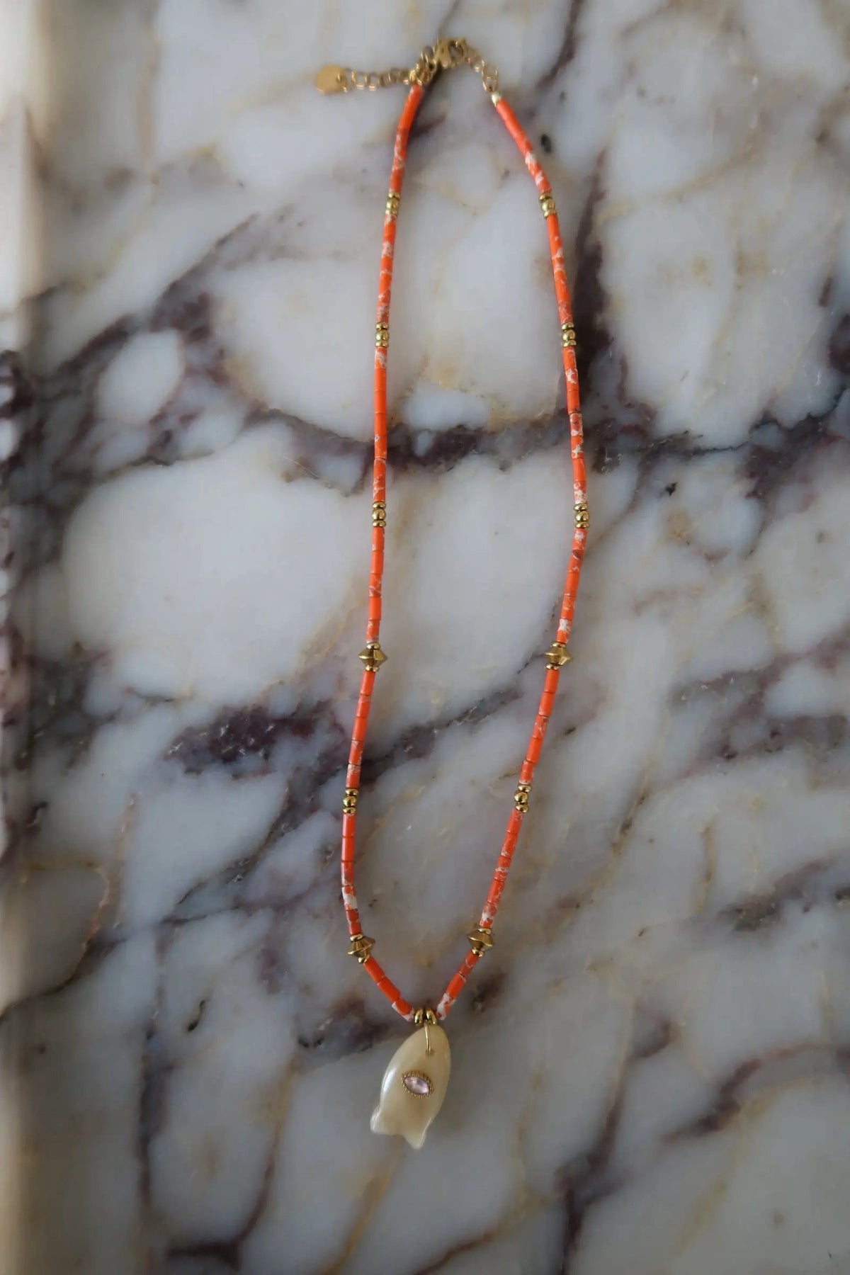 SLOANE NECKLACE - TAN FISH by Chansuttpearls