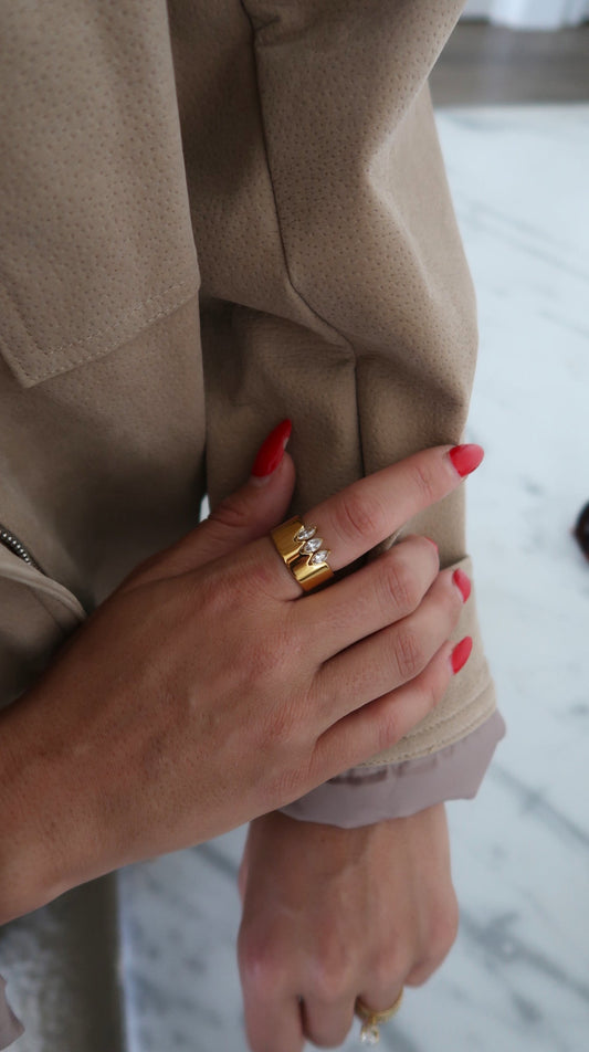 HOLLY RING by Chansuttpearls