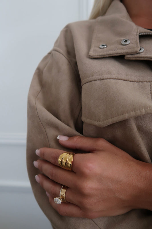 LARGE GOLD SHELL RING by Chansuttpearls