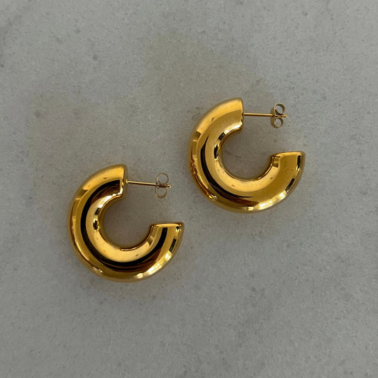 CHUNKY GOLD SMOOTH HOOPS by Chansuttpearls