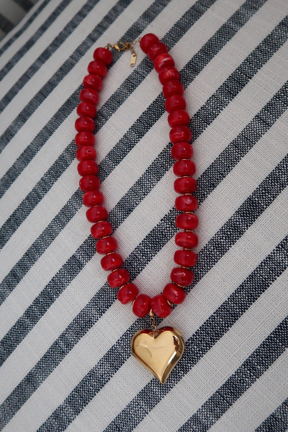 RED HEART NECKLACE by Chansuttpearls